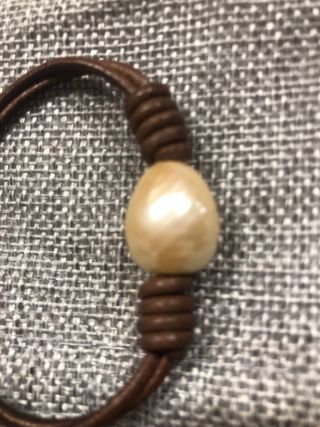 pulsera cuero con perla de Acosta