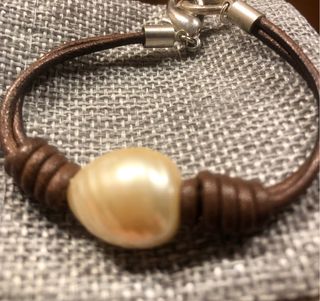 pulsera cuero con perla de Acosta