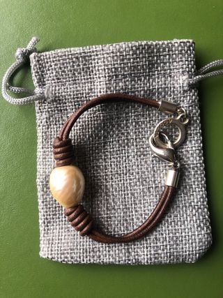 pulsera cuero con perla de Acosta