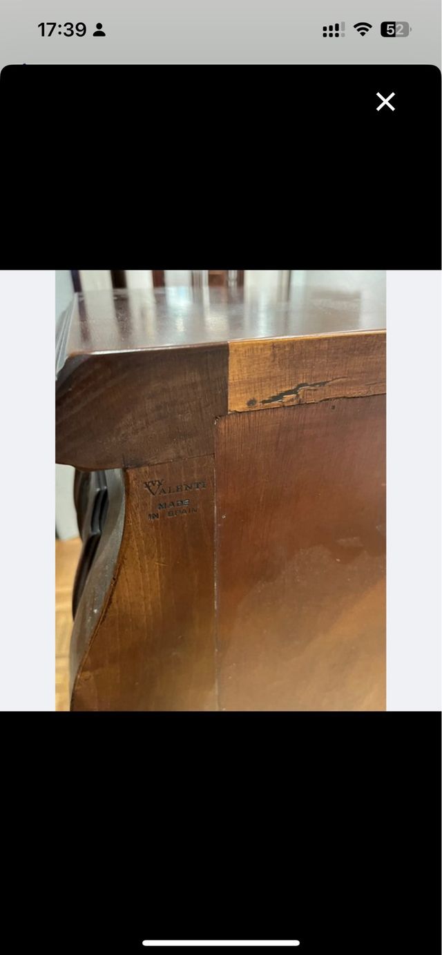 Comoda y espejo Nogal , de Valenti.