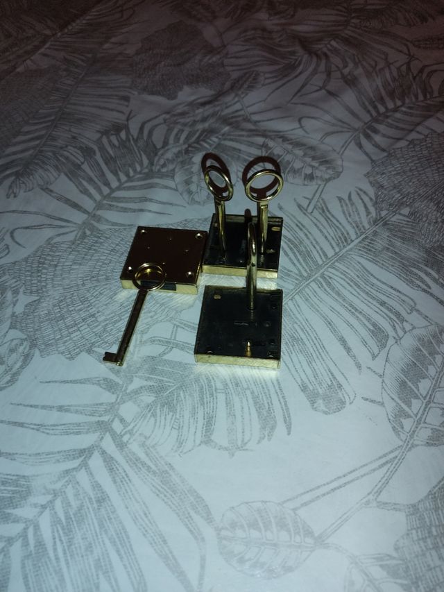Cerradura de armario y sus llaves