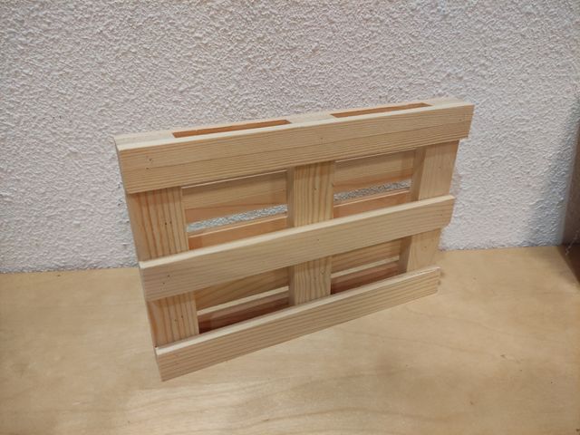 Marco de fotos de madera con forma de palé