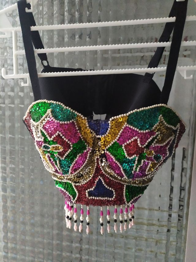 Corpiño hecho a mano, con incrustaciones