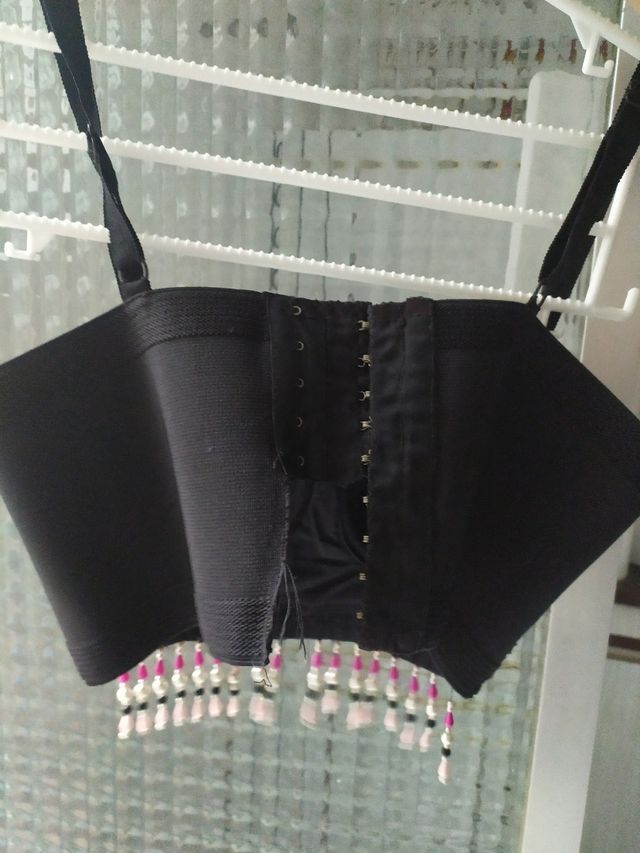 Corpiño hecho a mano, con incrustaciones