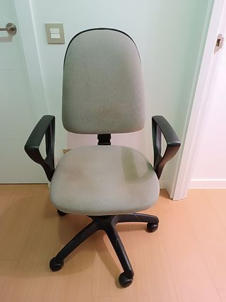 Silla de oficina giratoria con brazos en buen esta