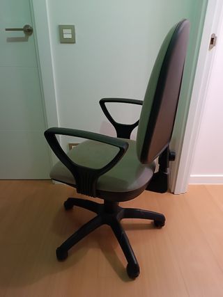Silla de oficina giratoria con brazos en buen esta