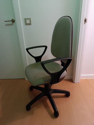 Silla de oficina giratoria con brazos en buen esta