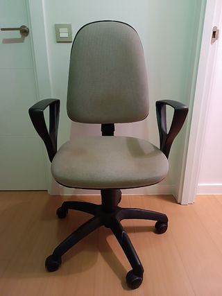 Silla de oficina giratoria con brazos en buen esta