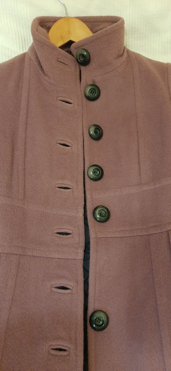 Precioso abrigo Mango lila-rosado