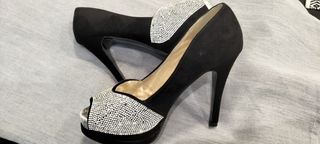Zapatos negros con brillantes.