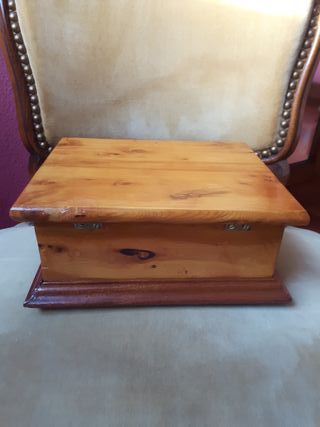 Caja de madera artesanal