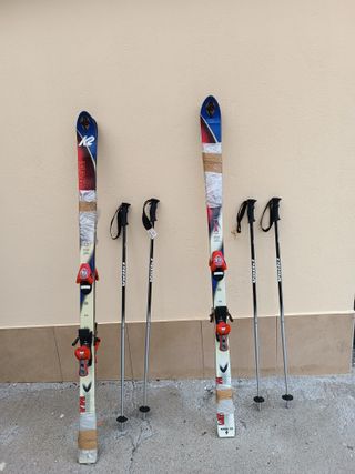 Esquís con fijaciones y bastones