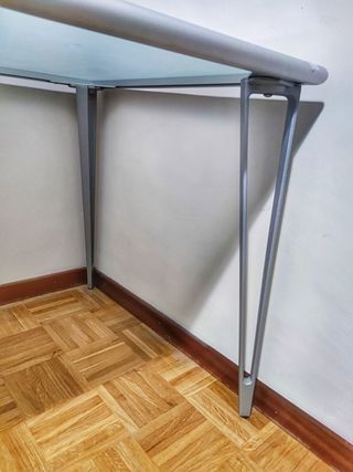 Escritorio de aluminio y vidrio