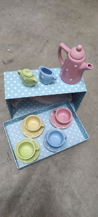 Juego de cubiertos, platitos, tacitas
