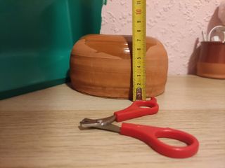 Comedero, bandeja para hierba y tijeras de conejo