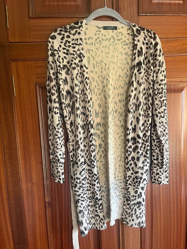 Cárdigan largo estampado animal print.Talla S.