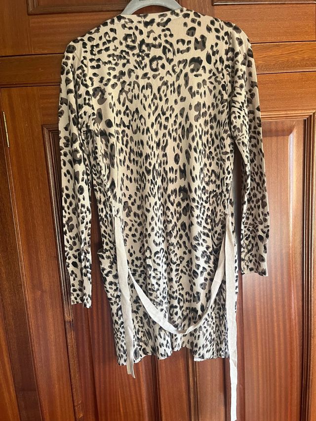 Cárdigan largo estampado animal print.Talla S.