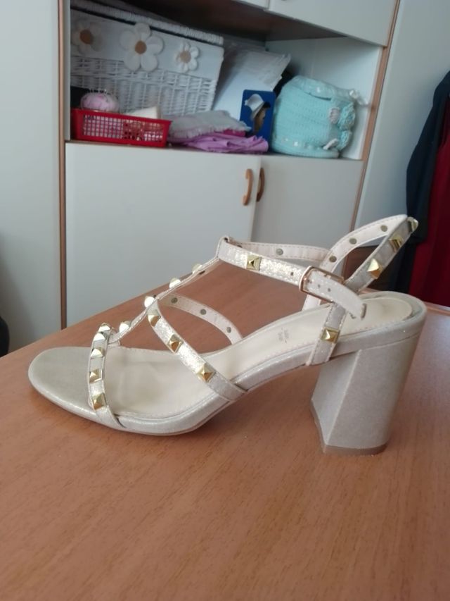sandali con borchie