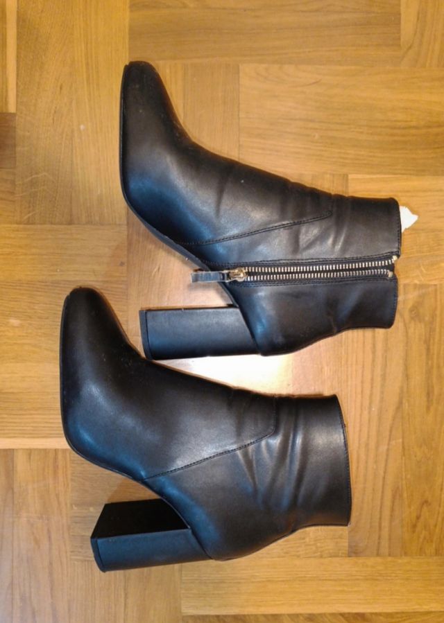 Botines negros tacón de Stradivarius