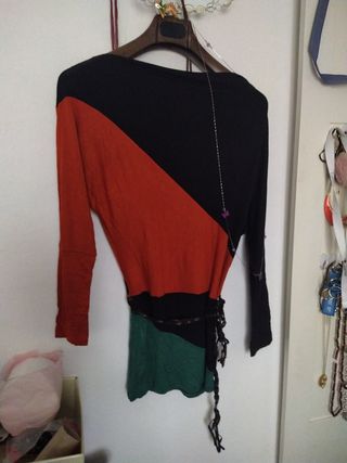 Preciosa camiseta tres colores con cinto