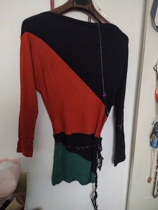 Preciosa camiseta tres colores con cinto