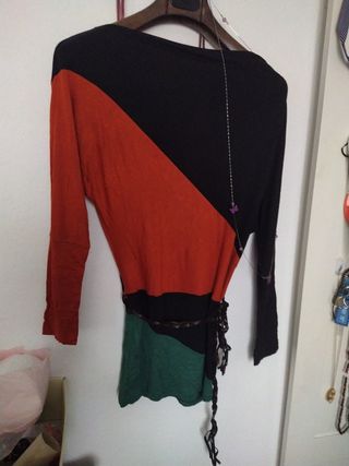 Preciosa camiseta tres colores con cinto