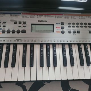 Teclado Yamaha YPT 260.