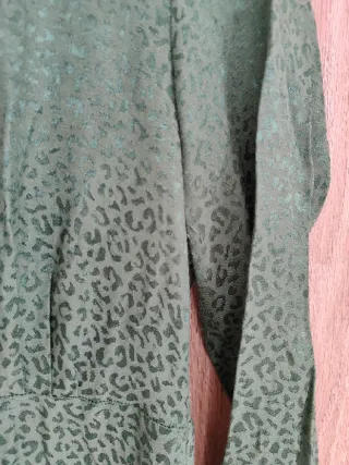 Vestido satinado verde · Pull&Bear · S/36 (nuevo)