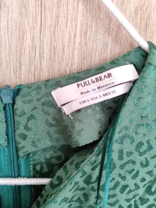 Vestido satinado verde · Pull&Bear · S/36 (nuevo)