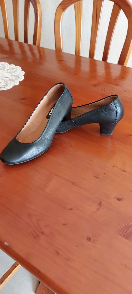 zapatos negros de piel