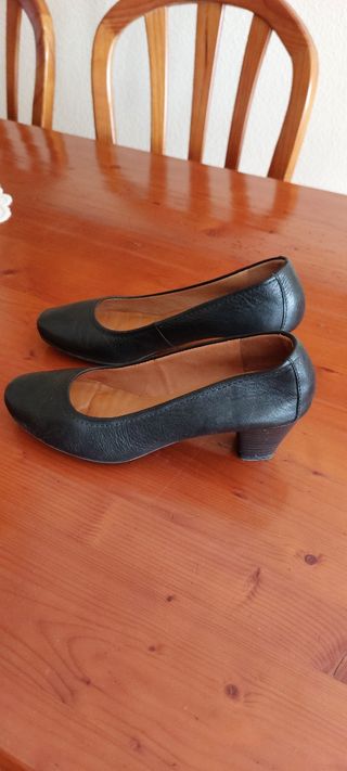zapatos negros de piel