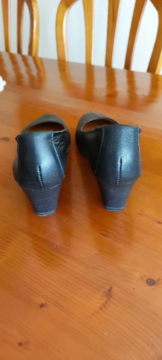 zapatos negros de piel