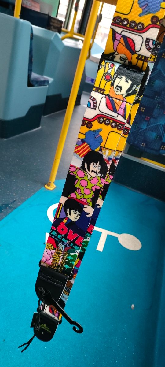 Correa para colgarse guitarra Beatles