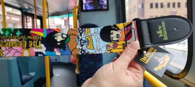 Correa para colgarse guitarra Beatles