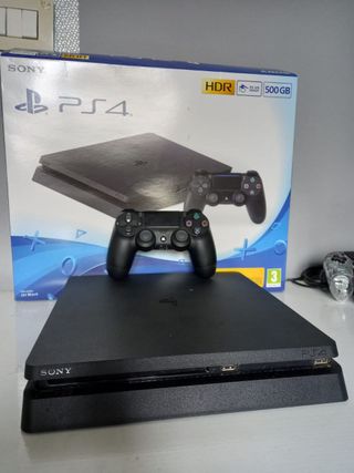 Console ps4 + 8 giochi + 2 controller Sony