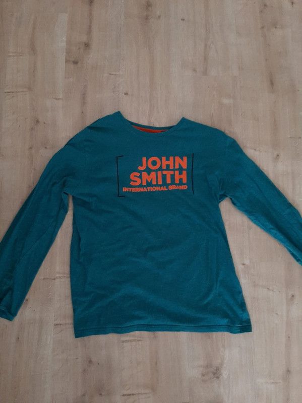 Camiseta deportiva manga larga.