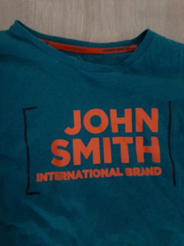 Camiseta deportiva manga larga.