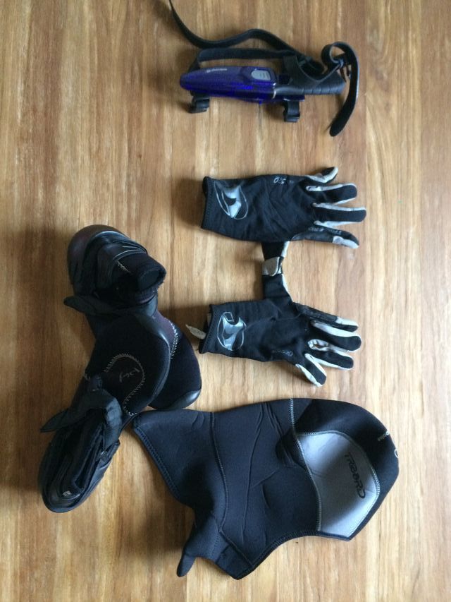 Capucha, cuchillo, guantes y escarpines de buceo