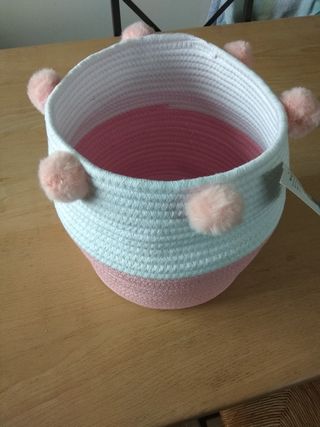 Cestino con pompon rosa e bianchi 