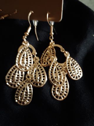 Pendientes largos dorados