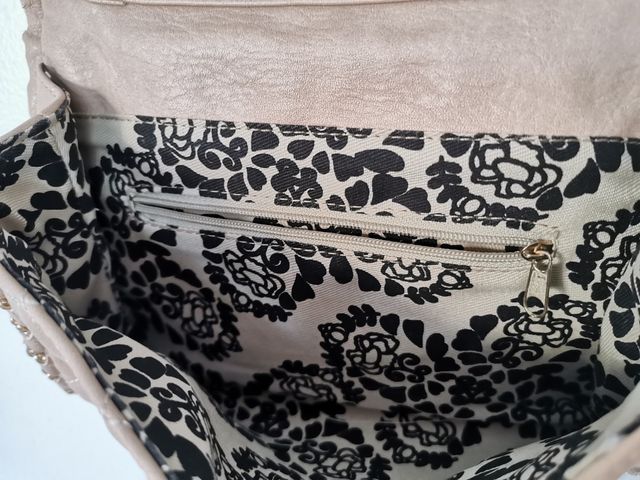 Bolso acolchado nude con cadenita dorada