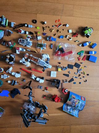 Figuras e peças Lego