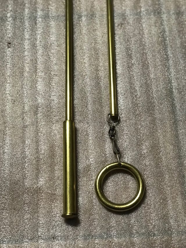 Barras de cortina de latón pulido.