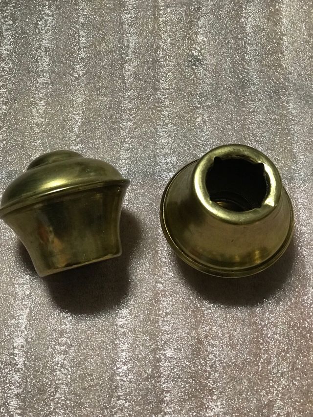 Barras de cortina de latón pulido.