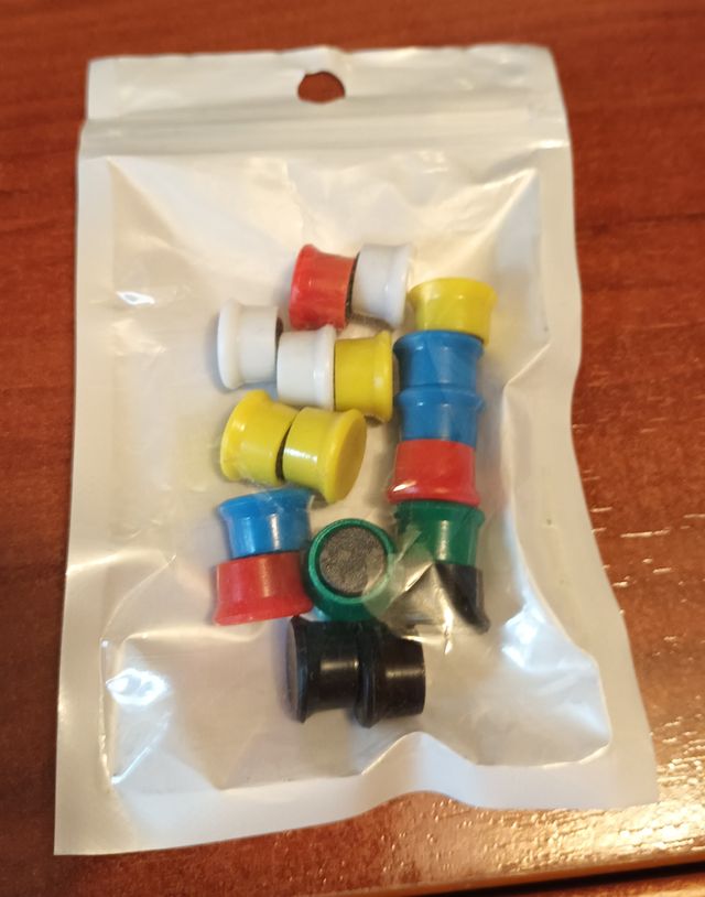 19 imanes de colores redondos 1cm