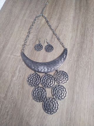 Collar y pendientes de bisutería