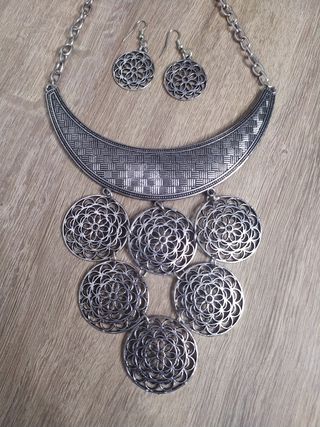 Collar y pendientes de bisutería