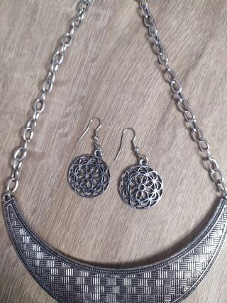 Collar y pendientes de bisutería