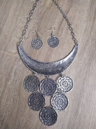 Collar y pendientes de bisutería