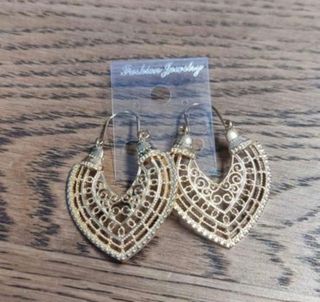 Brincos dourados de Mulher